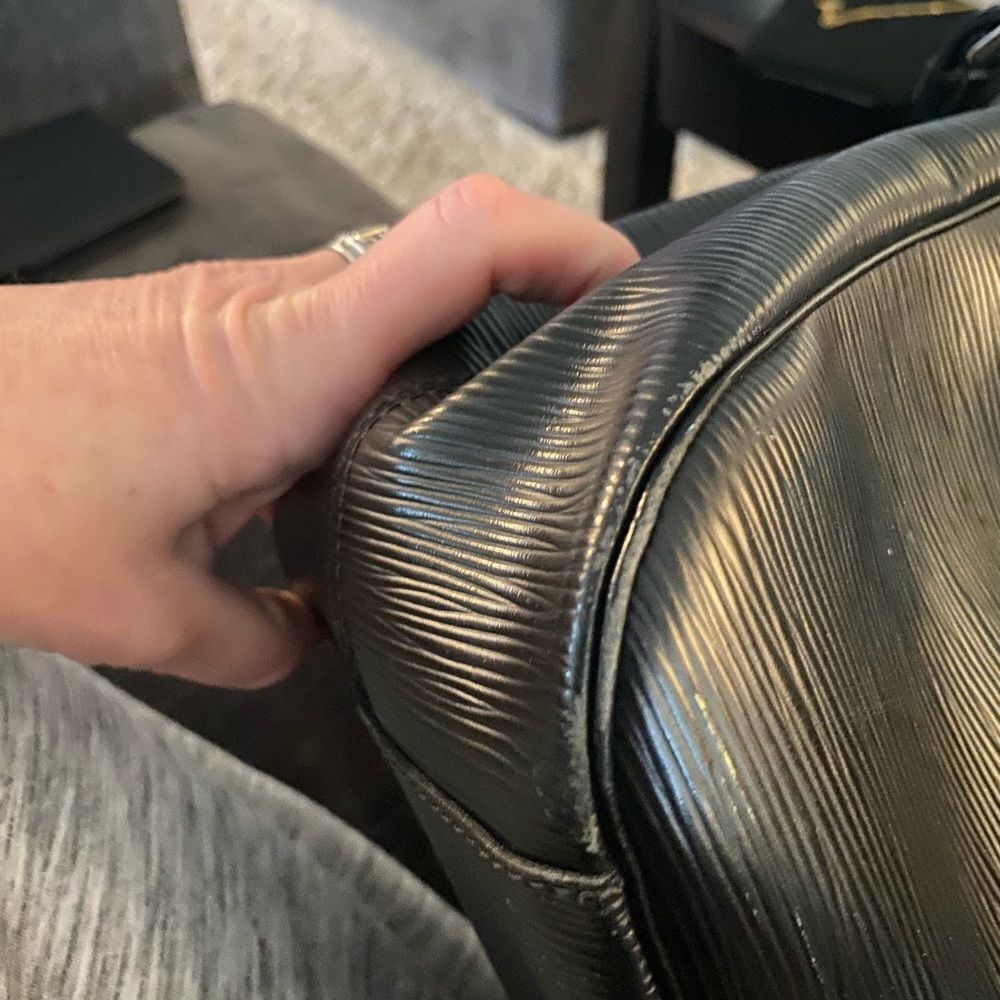 Auth Louis Vuitton blk epi‎ passy GM w/ silver hardware wallet keycase available - Picture 14 of 16